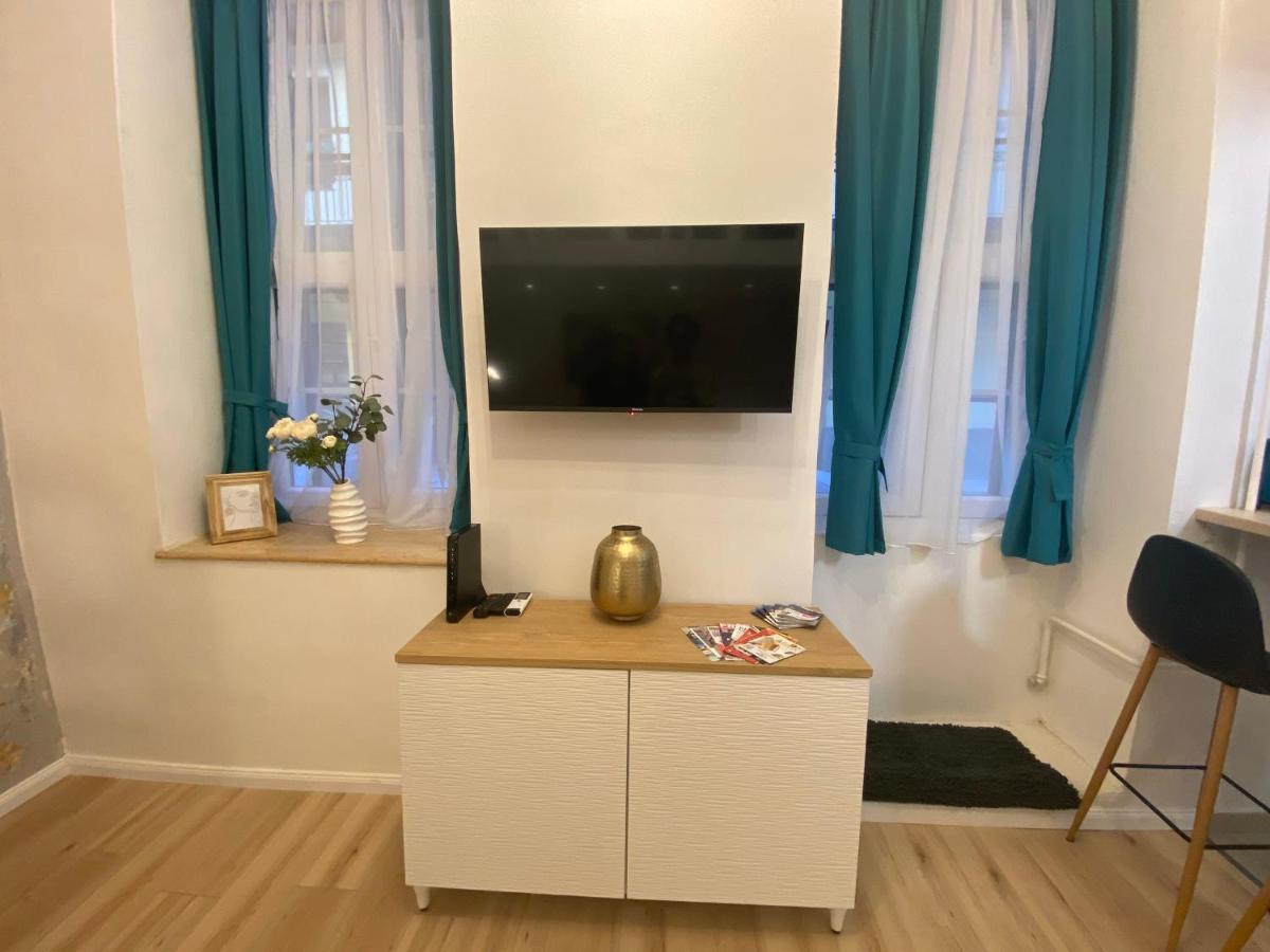 Apartment Goldart Design In The Heart Of